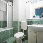 Bright And Modern 1bdr In The Center
