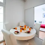 Bright And Modern 1bdr In The Center Apartmán